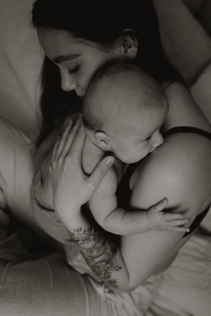 en mamma omfamnar din bebis