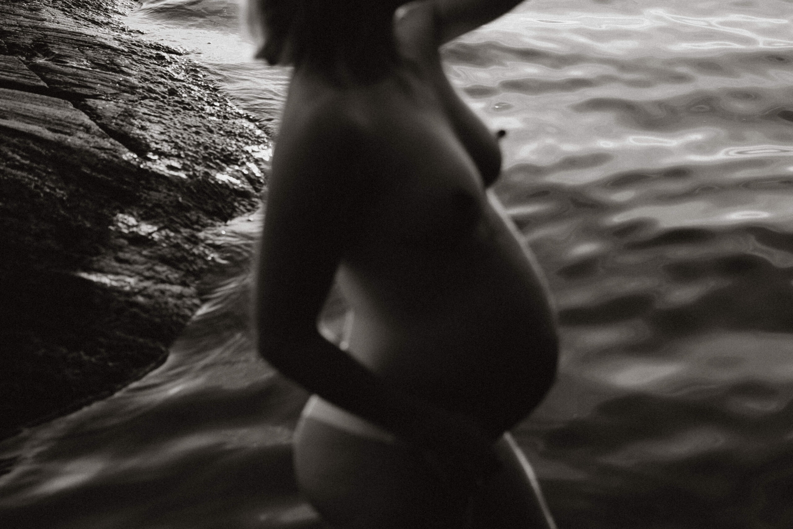 gravid tjej i vatten