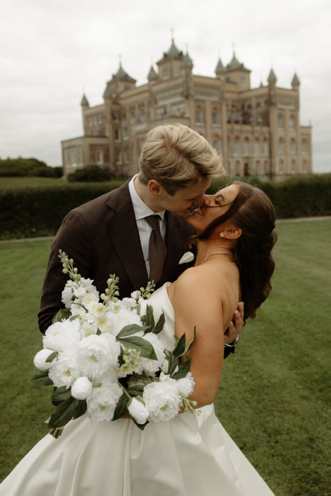 Bröllopsfotograf Västerås fångar brudparet framför ett slott