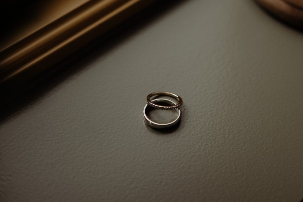 vigselringar liggandes på varandra på en lite skrovlig yta