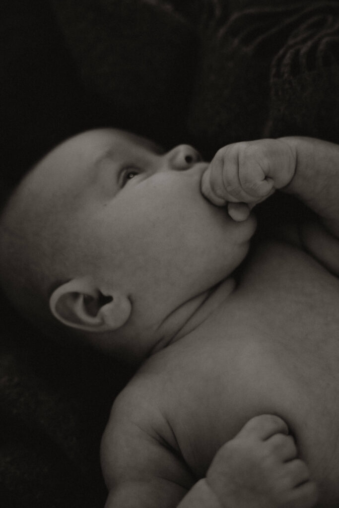 bebis smakar på sin hand