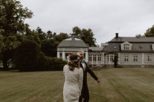brudpar dansar i en herrgårdspark