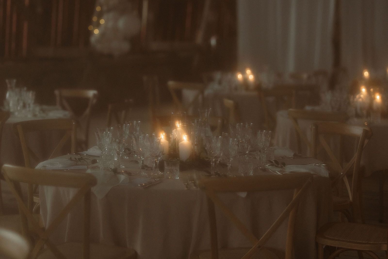 bröllopsdukning i rustik lada med levande ljus