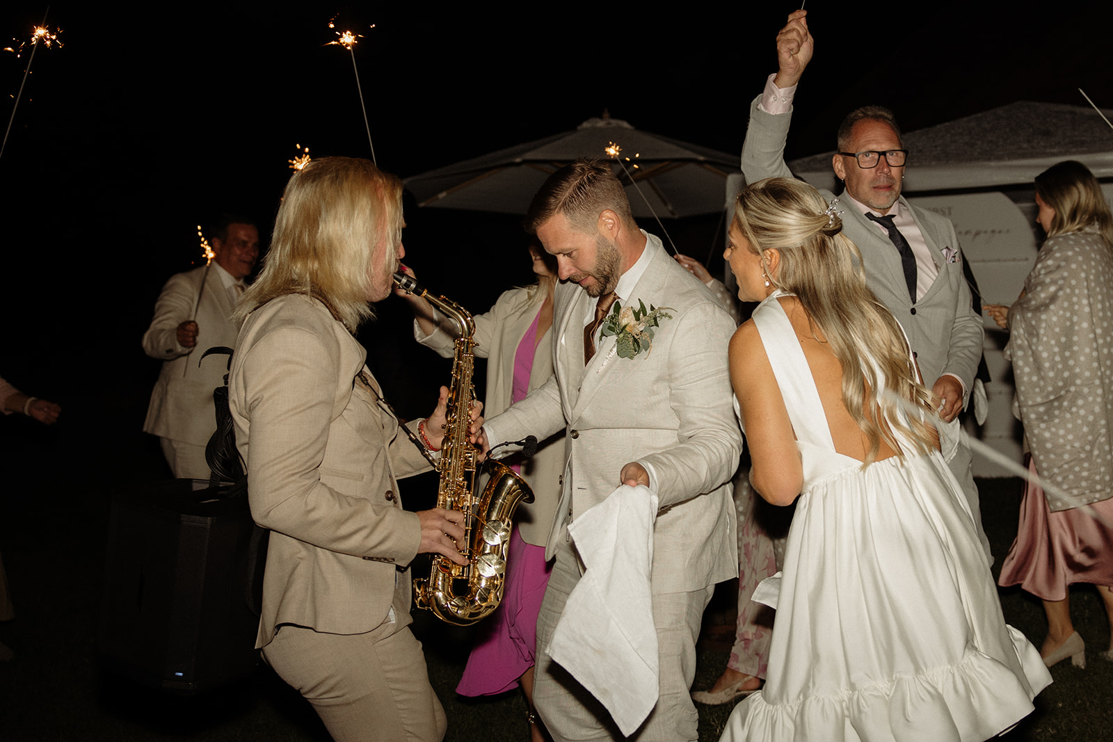 brudpar dansar med saxofonist