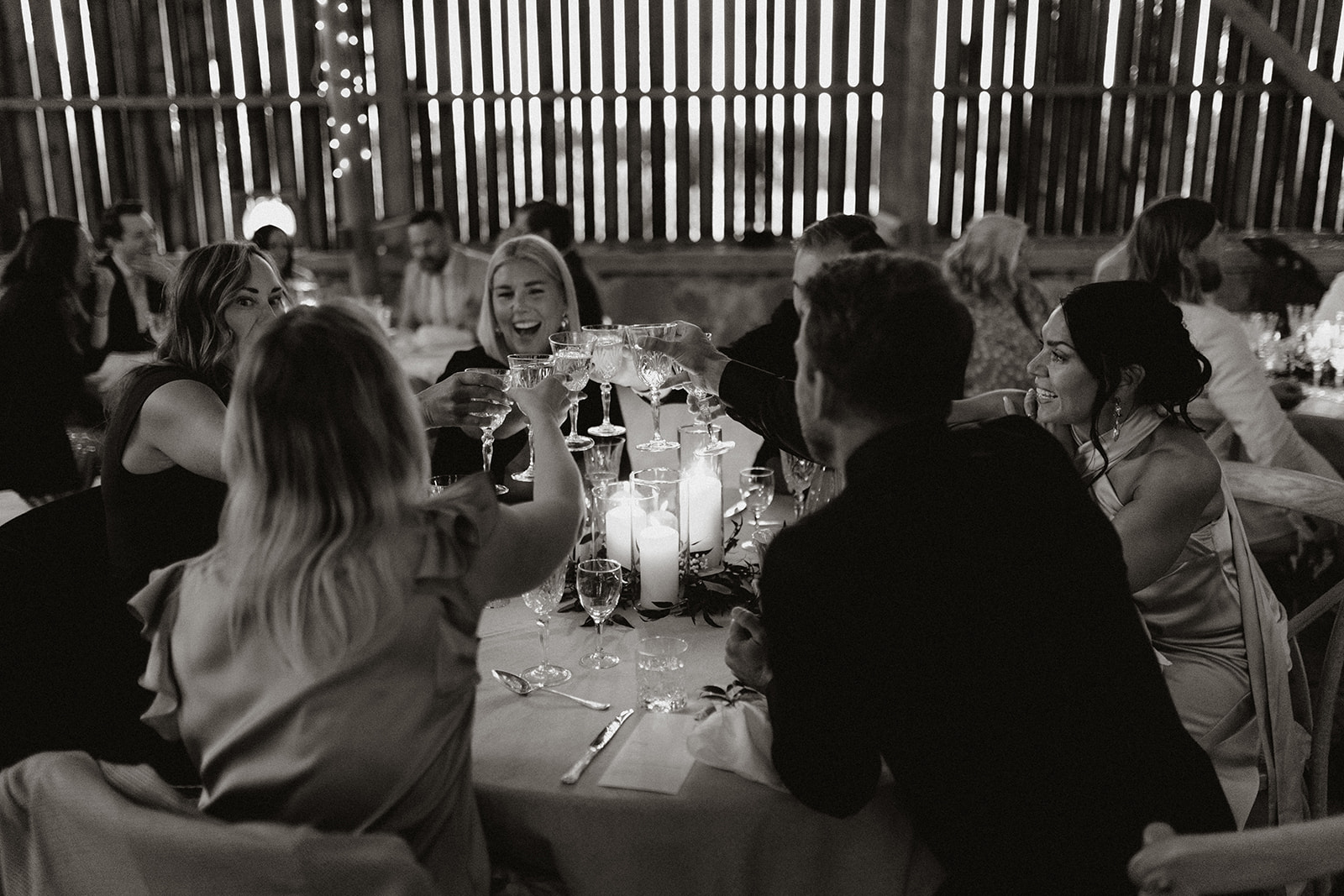 bröllopsgäster skålar i champagne vid sitt bord