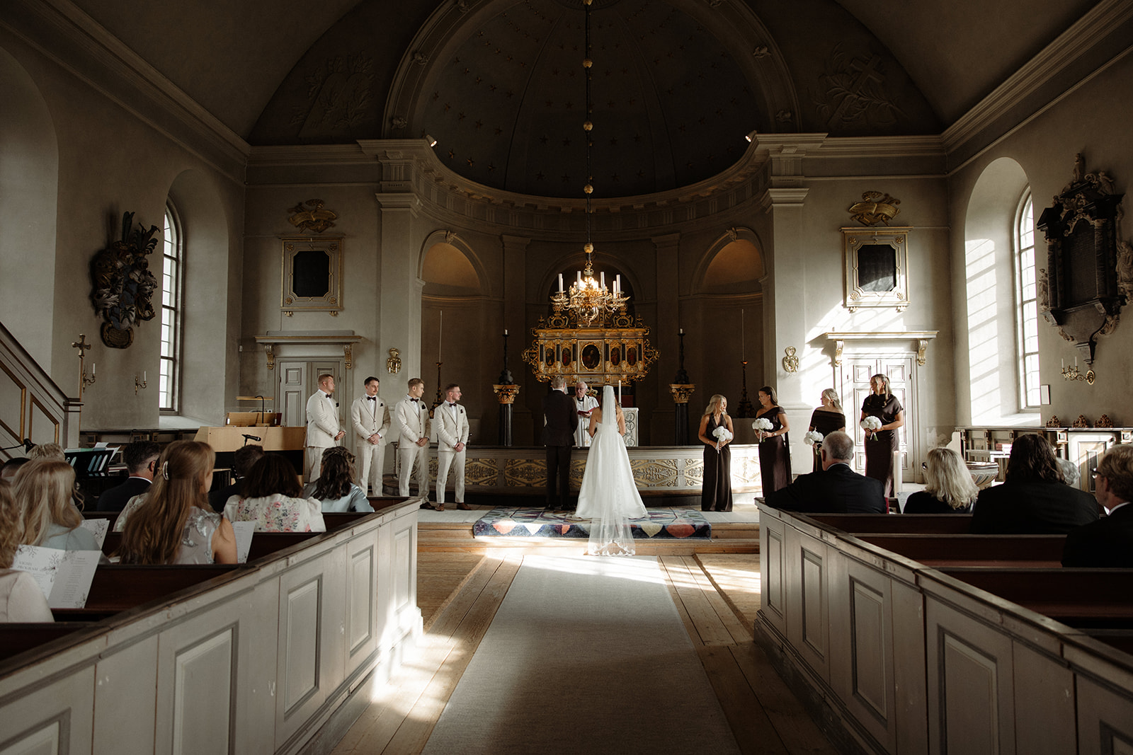 vigsel i en stor vacker kyrka