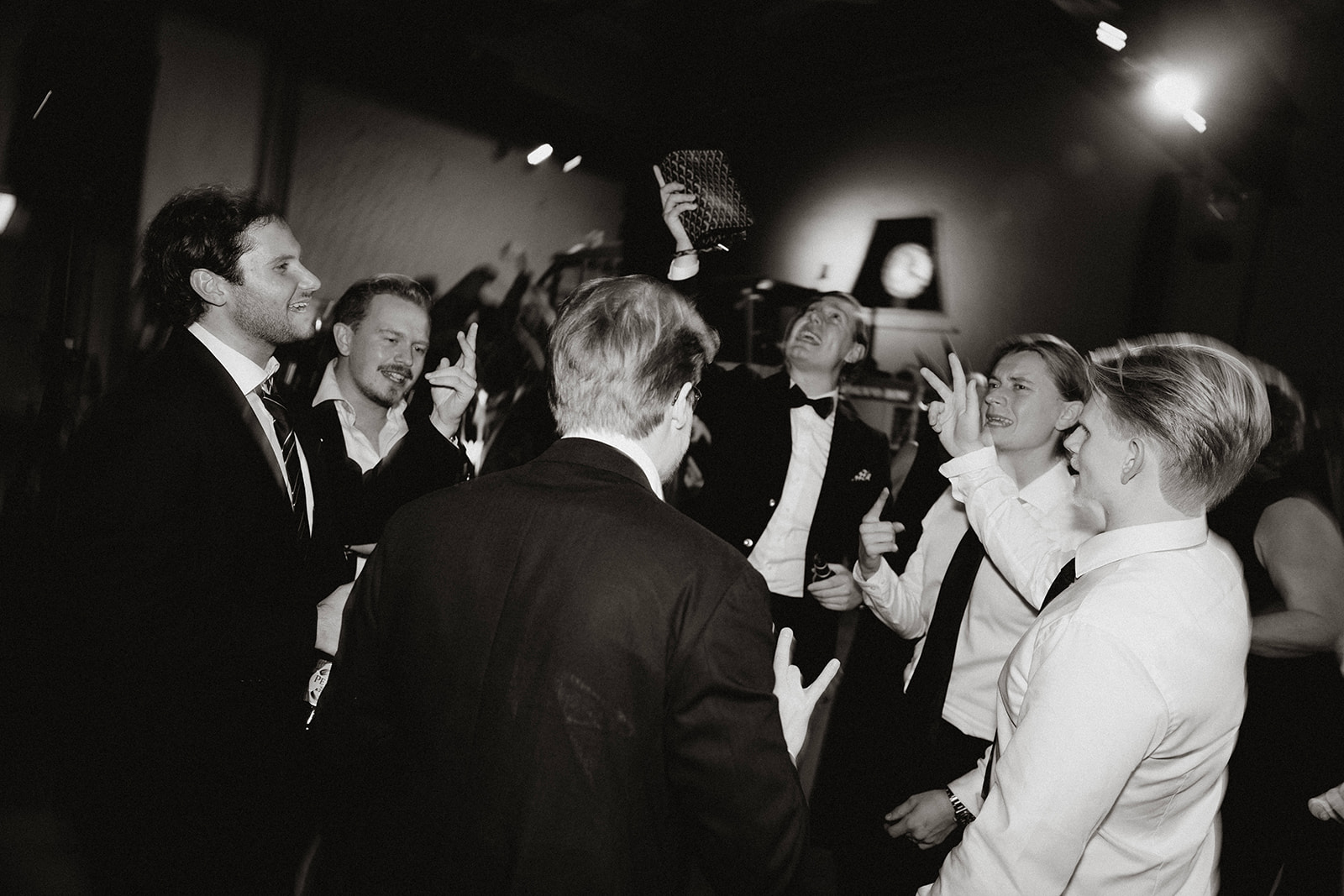 bröllopsgäster dansar