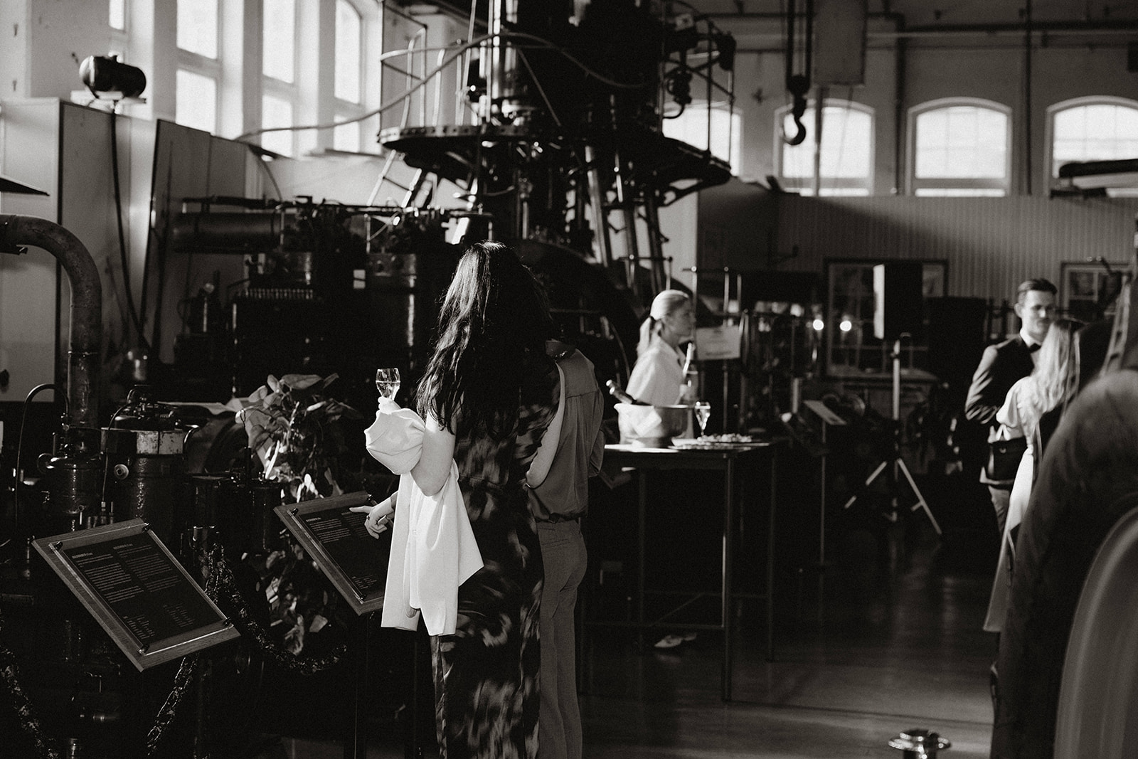 bröllopsgäster minglar i en bröllopslokal