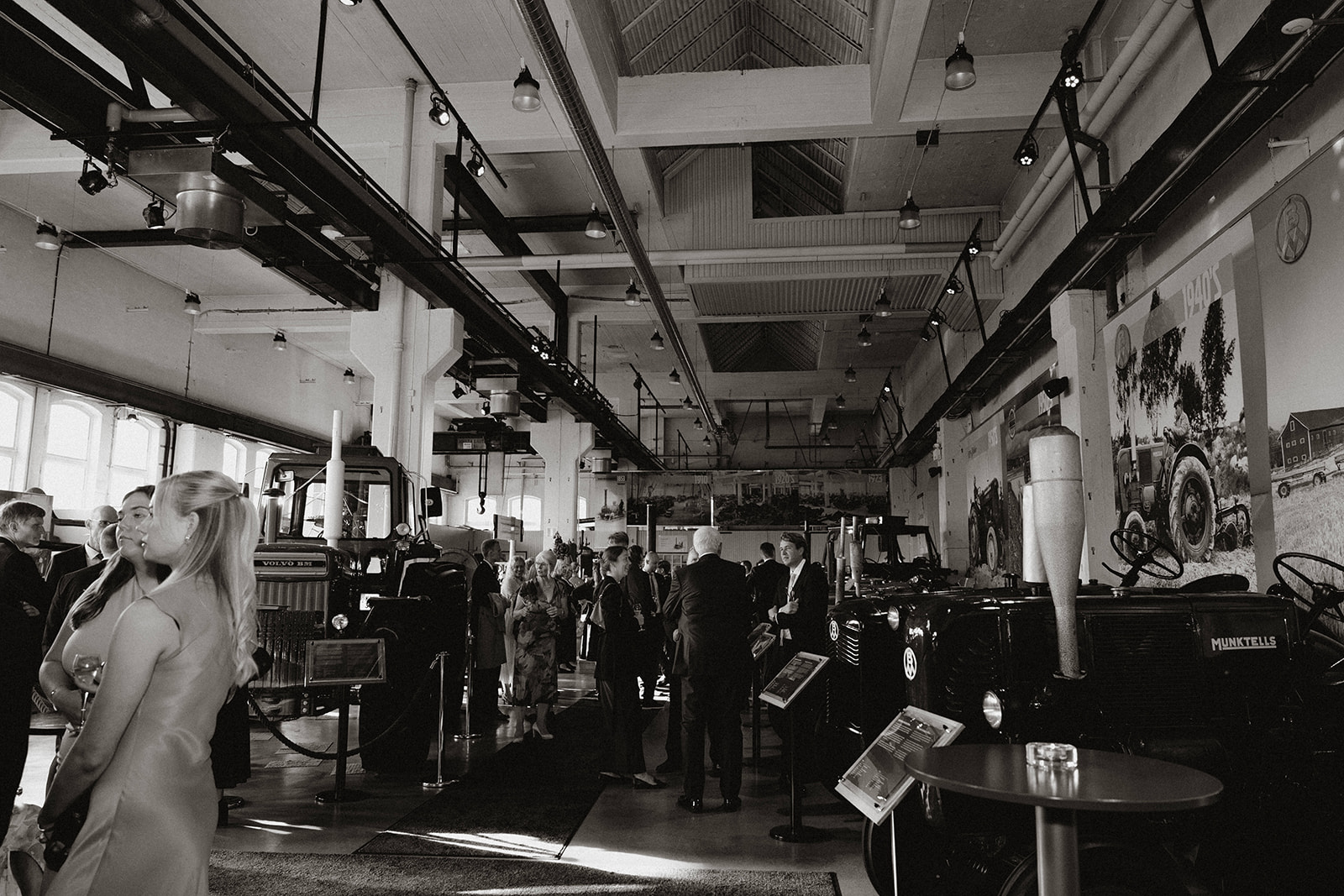 bröllopsgäster minglar i en bröllopslokal